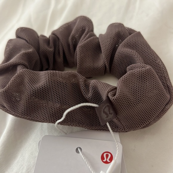 Lululemon Uplifting Scrunchie Mesh NWT O/S Color MYMC Misty Mocha - Picture 3 of 6